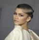 Zendaya opta por un eyeliner invertido en tono lila