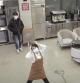 Un jefe pilla a una de sus trabajadoras bailando con todas sus fuerzas durante su horario laboral