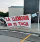 Imatge d'una pancarta a favor de la immersió lingüística davant l'escola Turó del Drac de Canet de Mar, el 3 de desembre del 2021. Pla general. (Horitzontal)