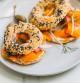 Bagels caseros con salmón vegano, queso crema, alcaparras y eneldo