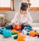 Una niña disfruta con sus juguetes
