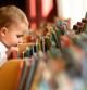 Un niño escoge entre varios libros