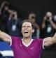 Rafael Nadal celebra su título en Melbourne, este domingo