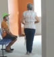 Una mujer ata a su marido con una cuerda y lo lleva a un hospital para que se vacune
