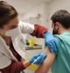 Un joven recibe una dosis de la nueva vacuna