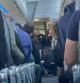 Una azafata utiliza una cafetera para neutralizar a un pasajero que trató de abrir la puerta del avión en pleno vuelo