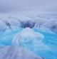 El agua que se derrite en la superficie de glaciares como el Store, en Groenlandia, se infliltra a través de grandes grietas y contrubuye a que se derrita el hielo del interior  .  .