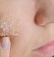 Exfoliar la piel una vez por semana ayuda a su eliminar las células muertas y las impurezas