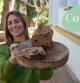 Esta semana Chloé Sucrée te propone una receta perfecta para que aproveches los plátanos maduros que nadie quiere comerse. Se trata de un banana bread (bizcocho de plátano) muy sencillo y rápido de preparar, cuya esponjosidad conquistará a todos los integrantes de la casa. Una vez tengas lista la masa, puedes añadir los ingredientes que quieras o respetar la versión que te traemos hoy, con chocolate negro y zanahoria. ¡Ponte manos a la obra y tómalo como desayuno o merienda!