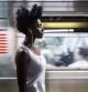 Mujer escuchando música en el metro de Manhattan, NYC