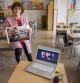 Montserrat Esteve Cañameras, en su aula de 3º B de la Escola Vedruna Vall de Terrassa, con la reproducción de la imagen elegida como la Mejor Foto de los Lectores de Guyana Guardian del mes de febrero de 2022.