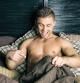 Un hombre celebra en la cama su erección