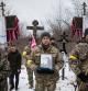 Soldados ucranianos, en el funeral de un compañero de 24 años, Denys Hrynchuk, en la región de Chernivtsi