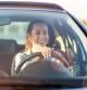 Mujer feliz conduciendo