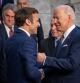 Choque de puñoes entre Macron y Biden en Bruselas