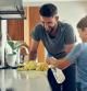 Padre y su hijo limpiando la cocina