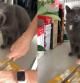 La adorable reacción de un gato rompiendo a llorar mientras su dueña corta cebolla