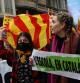 Dues noies participen a la manifestació en defensa del model d'escola catalana a Barcelona