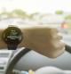 Un hombre mira su smartwatch mientras conduce