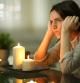 Mujer con velas en casa