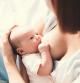 Mujer amamantando a su bebé