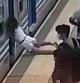 Una mujer se desvanece en el andén del tren, cae debajo de un vagón y se salva de milagro