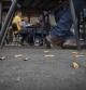 Colillas en el suelo en la terraza de un bar