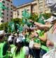 Varios cientos de personas luciendo chalecos verdes de la Asociación de Jóvenes Agricultores, usuarios y regantes del Tajo-Segura y representantes políticos se han concentrado en Alicante ante la Subdelegación