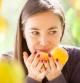 Mujer oliendo fruta