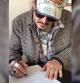 Depp firmando su declaración en el juicio