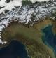 Los Alpes y el norte de Italia en una imagen del satélite MODIS de diciembre de 2004  .