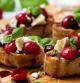 Tostas con queso de cabra y cerezas