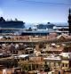 TERMINAL DE CRUCEROS EN EL PUERTO DE BARCELONA CON VIVENDAS Y LA ESTATUA DE COLON EN PRIMER TERMINO