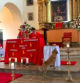 El perro se acerca al altar durante la misa