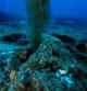 Emisión de gases volcánicos en el fondo marino de la isla de Panarea, Italia   .