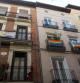 Unos balcones de Madrid muestran una bandera del Atlético de Madrid junto con una bandera del orgullo.