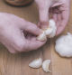 Separa el diente de ajo