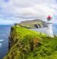 El emblemático faro rojo y blanco en la isla de Mykines