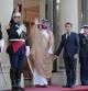 El presidente Macron recibiendo ayer al heredero saudí en el palacio del Elíseo para cenar
