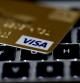 Imagen recurso de una tarjeta Visa encima del teclado de un ordenador