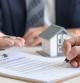 Hombre firmando hipoteca