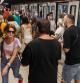 Escena del trasiego en el andén del metro de Barcelona; en la fotografía, tomada ayer, puede verse la gran variedad de usos de la mascarilla
