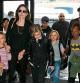 Brad Pitt y Angelina Jolie con sus hijos Maddox, Paz, Zahara, Shiloh, Vivienne y Knox en Los Ángeles. 2015.