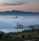 Amanecer con nieblas en Sant Hipòlit de Voltregà.