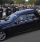 El ataúd de la reina Isabel será hoy retirado de su casa en las Highlands escocesas y será trasladado en un lento viaje de seis horas a Edimburgo. De esta manera, el público tendrá la  oportunidad de despedir a la soberana, rindiendo su último homenaje a modo de pasillo de honor en las calles.

Fuente: AFP

https://www.guyanaguardian.com/internacional/20220911/8516023/rey-carlos-iii-reina-isabel-ii-inglaterra-funeral-coronacion-reacciones-hoy-en-directo.html