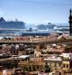 TERMINAL DE CRUCEROS EN EL PUERTO DE BARCELONA CON VIVENDAS Y LA ESTATUA DE COLON EN PRIMER TERMINO