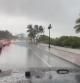 Después de pasar sobre Cuba, se espera que Ian se fortalezca aún más sobre las cálidas aguas del Golfo de México antes de llegar a Florida este miércoles como una tormenta de categoría 4 con vientos máximos de 225 km/h.

No obstante, está siendo una temporada atípica. La Oficina Nacional de Administración Oceánica y Atmosférica de Estados Unidos (NOAA, por sus siglas en inglés) había previsto que esta sería una temporada pródiga en huracanes. Favorecían en teoría estas condiciones la presencia de un episodio de La Niña (fenómeno meteorológico con impacto en todo el planeta), las altas temperaturas del agua del mar en el Atlántico y el monzón precursor de tormentas que se generan en el África tropical, que salen al Atlántico y se dirigen al Caribe como germen de huracanes. Pero esta predicción se truncó al parecer por la salida de polvo en suspensión y aire muy seco desde el Sáhara hacia el Atlántico, según apunta Rubén del Campo, portavoz de Aemet. Otro factor ha sido la aparición de vientos en los niveles altos de la estratosfera (cizallamiento) que impiden la formación de ciclones (los cuales requieren poca variación en los vientos).

Todo este panorama ha cambiado en septiembre, mes en el que ya se han registrado diez tormentas tropicales (incluido, Hermine , cuya onda expansiva tocó Canarias el pasado fin de semana) y cuatro huracanes, el más importante de los cuales es Ian , que gravita sobre Cuba y Florida. “El verano ha sido extraño, ha sido pobre en ciclones tropicales. Pero en septiembre se ha recuperado el paso y ya estamos en una situación normal”, añade Del Campo.