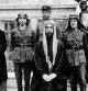 Faisal I y su comitiva en Versalles durante la conferencia de paz de 1919 Lawrence –el segundo por la derecha– trabó gran amistad con Huseyn Faisal I –en primera fila–, un miembro prominente de la familia de los hachemíes y líder de la rebelión árabe entre 1918 y 1920.