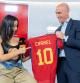 Chanel recibe del presidente de la Federación Española de Fútbol, Luis Rubiales, una camiseta de la selección con su nombre