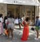 COLAS EN LAS TIENDAS DE LUJO DE PASSEIG DE GRACIA. UN GRUPO DE JOVENES TURISTAS AMERICANAS SE HACEN UNA FOTO JUNTO A LA PUERTA DE DIOR TRAS HACER UNA COMPRA EN LA TIENDA